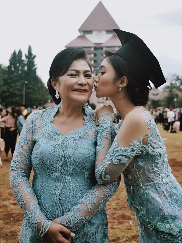 Jarang Terekspos, Ini 6 Potret Kebersamaan Febby Rastanty dan Ibunda