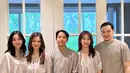 Lagi, melihat kompaknya keluarga kecil Cut Tari. Chanella Leslie berpose di samping sang ibu mengenakan gamis silver yang seragam dengan keluarganya. [Foto: Instagram/cuttaryofficial]