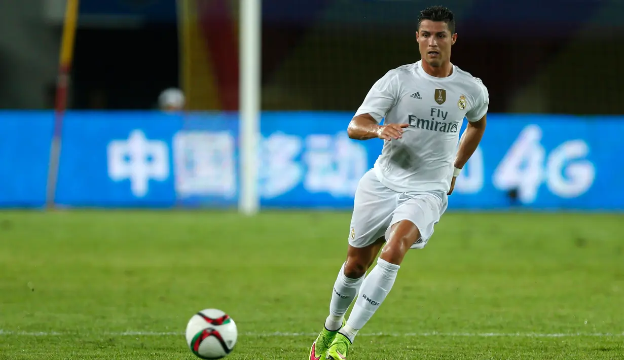 Penyerang Real Madrid Cristiano Ronaldo berlari mengejar bola dengan bola di Stadion Tianhe, Cina, Senin, (27/7/2015). Sayangnya Ronaldo tidak menyumbang Gol pa pertandingan kali ini. (REUTERS/Tyrone Siu)