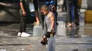 Seorang anak laki-laki Palestina membawa botol plastik besar berisi air di sebuah kamp pengungsi Nuseirat, yang terletak di Jalur Gaza tengah, pada 2 November 2025. Juru bicara Dana Anak-anak (UNICEF) Perserikatan Bangsa Bangsa (PBB), Tess Ingram mengungkap ada lebih dari satu juta anak di Jalur Gaza masih membutuhkan air bersih dan makanan. (EYAD BABA/AFP)
