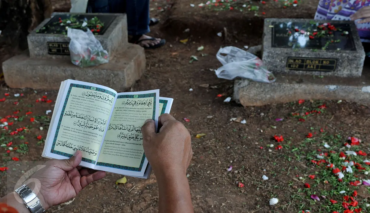 Umumnya para peziarah membawa buku Surat Yasin saat melakuan ziarah kubur, Karet Bivak, Jakarta, Sabtu (18/7/2015). Ziarah kubur dilakukan umat muslim untuk mendoakan mendiang keluarga dan kerabat mereka yang telah meninggal. (Liputan6.com/JohanTallo)