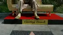 Patung Harvey Weinstein dipajang dekat lokasi ajang Piala Oscar atau Academy Awards ke 90 di Hollywood, California, Kamis (1/3). Lebih dari 70 perempuan telah menuduh Weinstein atas tuduhan pelecehan seksual, termasuk pemerkosaan. (AP/Damian Dovarganes)