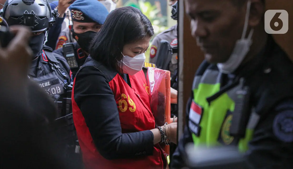 Terdakwa Putri Candrawathi tiba untuk menghadiri sidang lanjutan kasus dugaan pembunuhan berencana Brigadir J di Pengadilan Negeri Jakarta Selatan, Selasa (1/11/2022). Sidang tersebut beragenda pemeriksaan saksi kasus dugaan pembunuhan berencana Brigadir J. (Liputan6.com/Faizal Fanani)