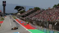 Pembalap McLaren, Oscar Piastri memimpin lap awal balapan Formula 1 GP Spanyol yang berlangsung di Circuit de Barcelona-Catalunya, Minggu (1/6/2025). (AFP/Lluis Gene)