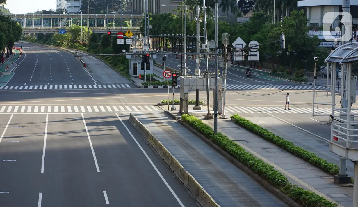 Suasana Jalan MH Thamrin dan Jalan Sudirman di Jakarta, Minggu (24/5/2020). Berbeda dengan hari biasa, kedua jalan protokol tersebut tampak lebih lengang akibat diberlakukannya PSBB yang juga bersamaan dengan Hari Raya Idul Fitri 1441 H. (Liputan6.com/Immanuel Antonius)