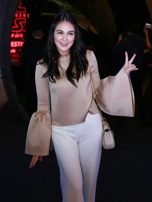 Artis cantik Luna Maya tak hanya sibuk di dunia entertainment, ia juga sedang mengembangkan bisnisnya di bidang fashion. Sudah beberapa tahun belakangan ini Luna Maya menggeluti bisnis fashion. (Deki Prayoga/Bintang.com)