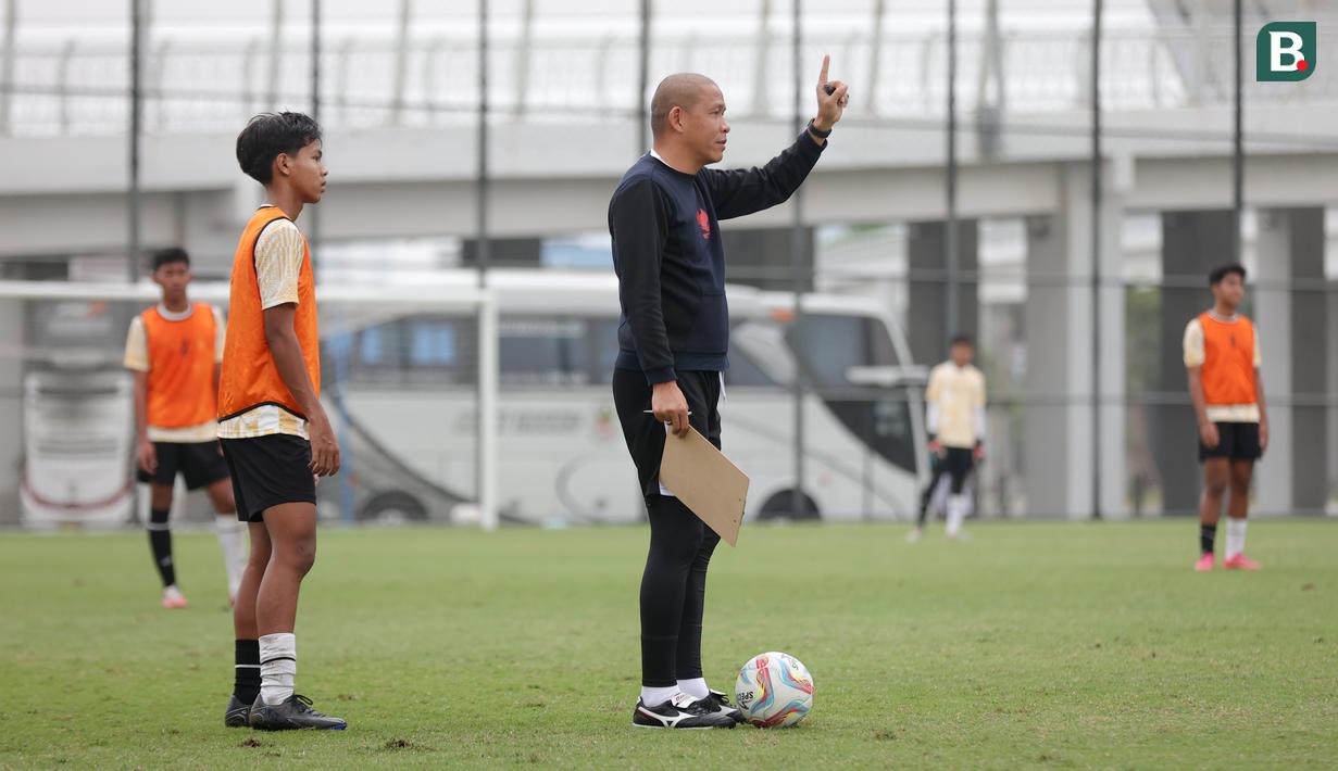 Pelatih Timnas Indonesia U-16, Nova Arianto memberikan arahan saat memimpin anak asuhnya berlatih untuk persiapan ajang Piala AFF U-16 2024 di lapangan latihan Jakarta International Stadium (JIS), Jakarta, Minggu (31/03/2024) sore. (Bola.com/Abdul Aziz)
