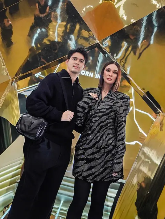 <p>Rambut pendeknya ditata rapi lurus tanpa hiasan rambut. Membuat tampilannya terlihat formal. [@lunamaya]</p>