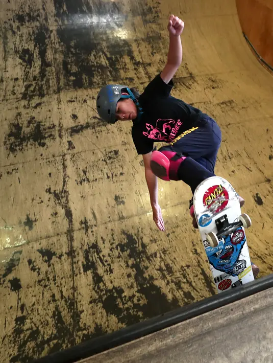 Skateboarder Misugu Okamoto menunjukkan keterampilannya saat sesi latihan di Kota Ama, Prefektur Aichi, Jepang, 2 Juli 2019. Kurang dari seminggu sebelum ulang tahunnya yang ke-13, Okamoto memenangkan final Dew Tour Long Beach, kualifikasi untuk Olimpiade Tokyo 2020. (Behrouz Mehri/AFP)