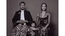 Lihat betapa kompaknya keluarga Rio dan Atiqah saat memperingati hari Kartini. Keluarga ini kompat mengenakan busana tradisional Jawa. (Foto: instagram.com/riodewanto)