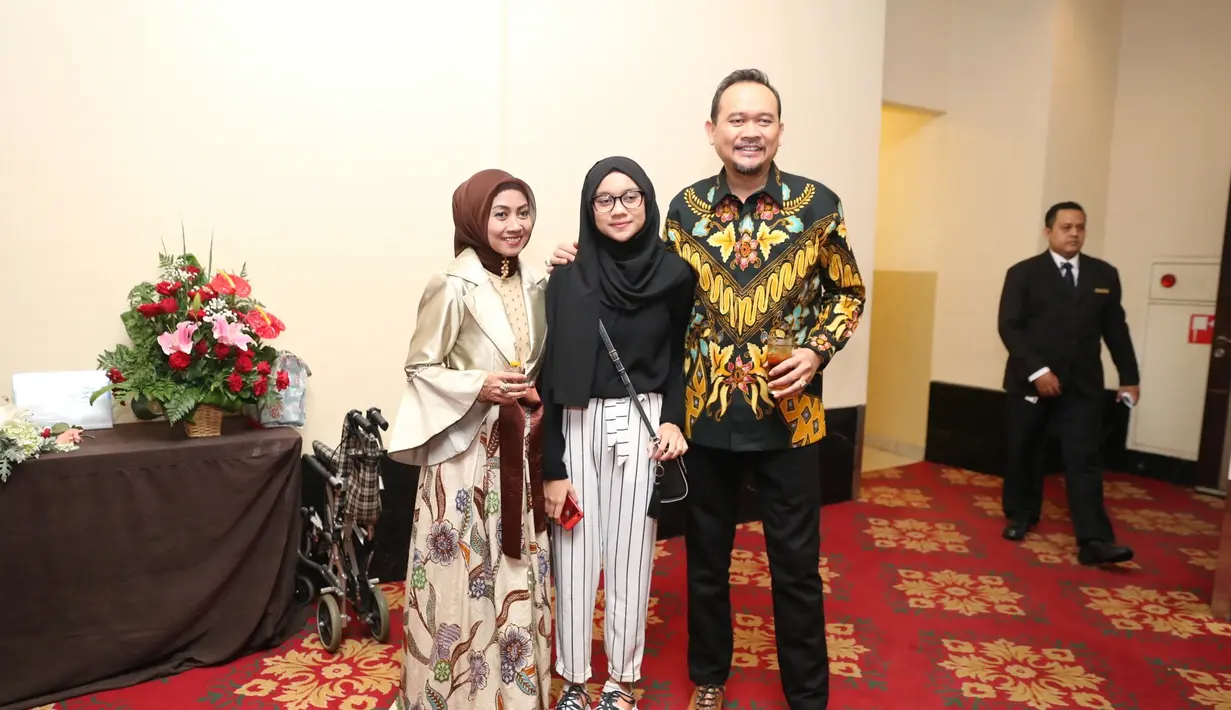 Selanjutnya ada komika serta komedian yang lawakannya selalu membuat orang harus berpikir dan mencerna lebih dalam. Beliau adalah Cak Lontong yang datang mengajak anak dan sitri tercintanya. (Nurwahyunan/Bintang.com)