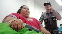 Dinas Kesehatan Kabupaten Karawang mengevakuasi penderita obesitas akut, Narti Sunarti, ke RSUD Karawang. (Liputan6.com/ Abramena)