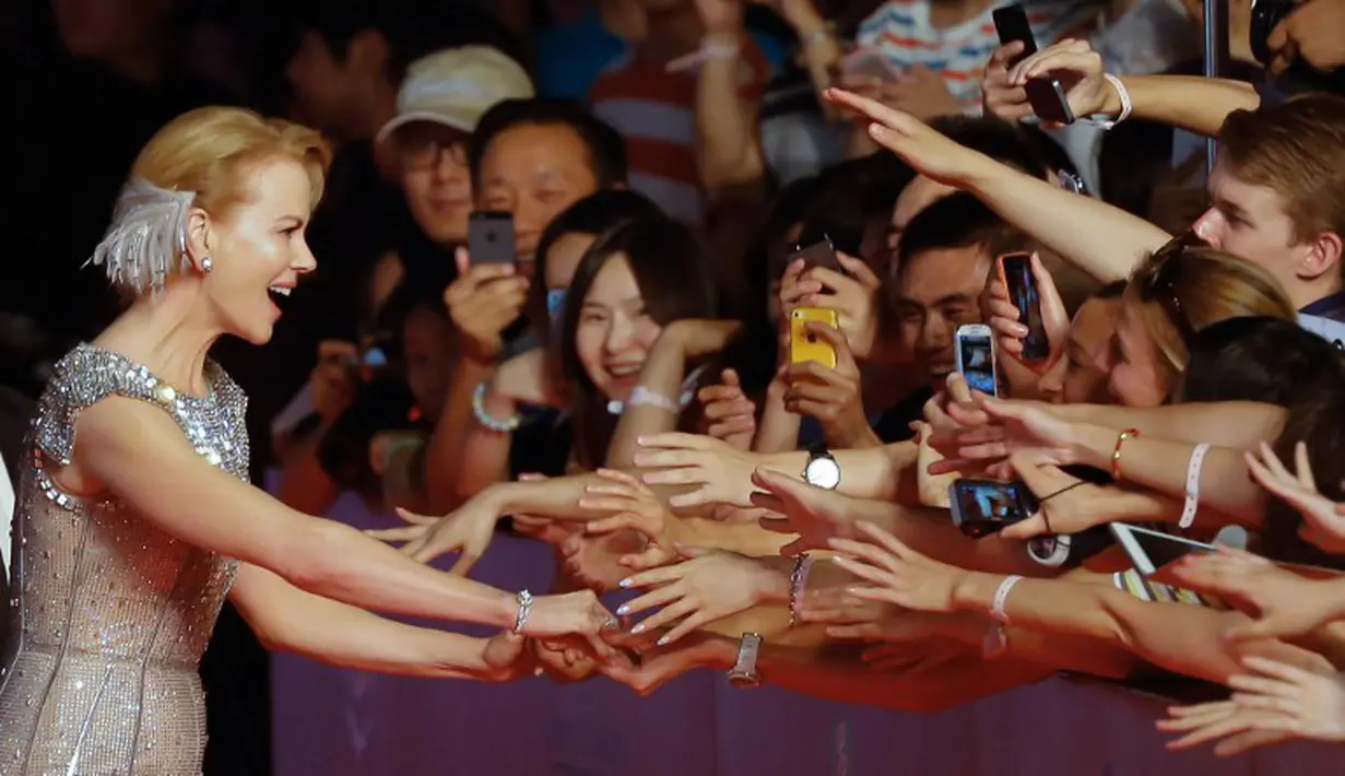 Bintang Hollywood Nicole Kidman disambut penggemarnya pada Festival Film Internasional Shanghai ke-17 di Cina, Sabtu (14/6/14). (AFP PHOTO)
