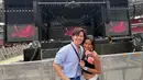 Angga dan Shenina menyaksikan konser BLACKPINK sejak hari pertama, Sabtu (11/3/2023). [Foto: Instagram/angga]
