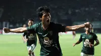 Striker Persebaya, Rishadi Fauzi, merayakan golnya ke gawang Persepam MU, Kamis (11/5/2017), di Surabaya. (Bola.com/Fahrizal Arnas)