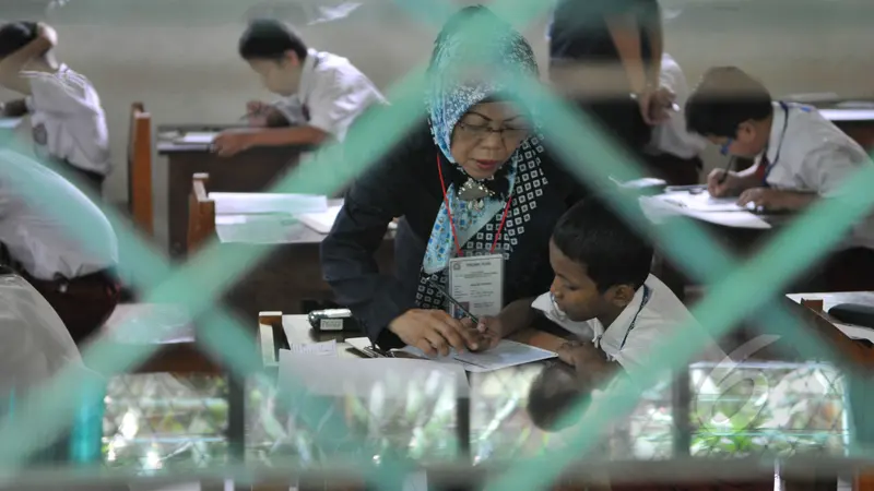 Melihat Pelaksanaan UN Hari Pertama di SDN 04 Jakarta