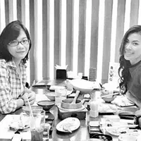 Sammy Simorangkir dan Viviane saat makan malam bersama dengan teman-temannya. (via instagram.com/sammysimorangkir)