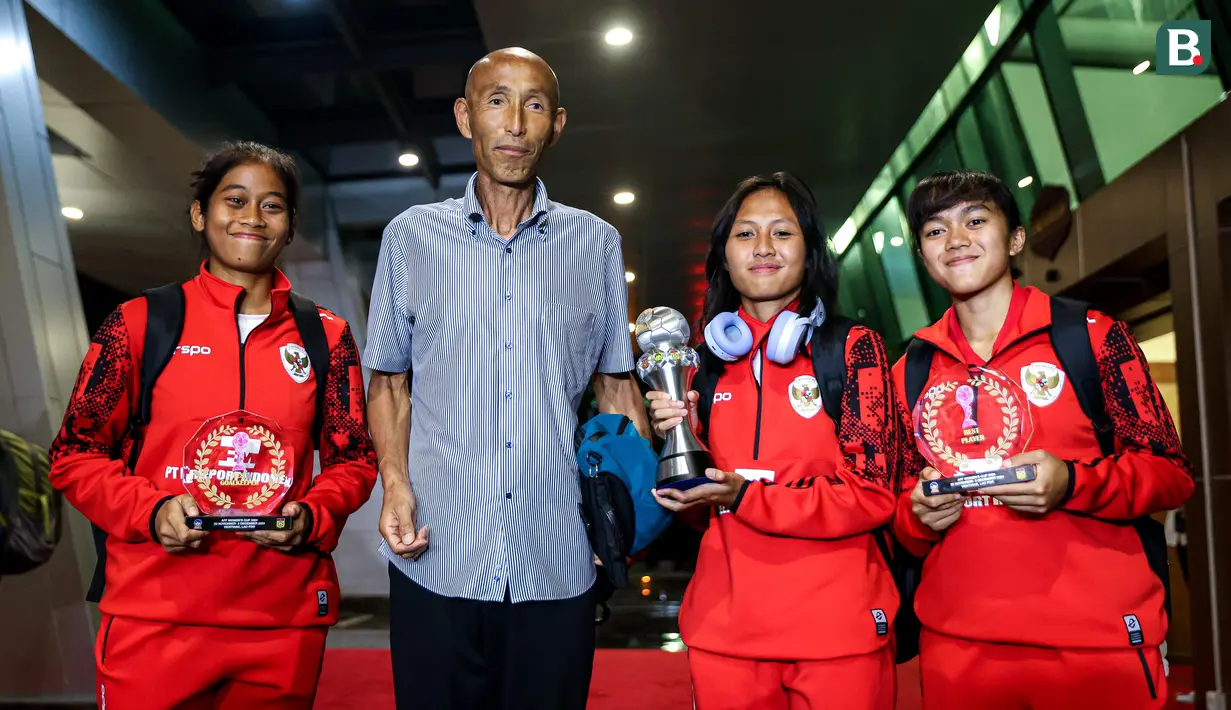 <p>Pemain Timnas Indonesia, Laita Roati (kiri), Viny Silfianus (kedua kanan), Reva Octaviani (kanan), dan pelatih Satoru Mochizuki (kedua kiri) berpose dengan membawa trofi Piala AFF Wanita 2024 dan penghargaan individu (kiper terbaik dan pemain terbaik) saat mendarat di Gedung VVIP Terminal 3 Bandara Soekarno Hatta, Tangerang, Jumat (06/12/2024). (Bola.com/Bagaskara Lazuardi)</p>