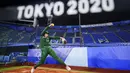 Atlet Sofbol asal Meksiko, Dallas Escobedo melakukan pemanasan sebelum melawan Italia dalam pertandingan sofbol  Olimpiade Tokyo 2020 di Yokohama, Minggu (25/7/2021). (Foto: AP/Matt Slocum)
