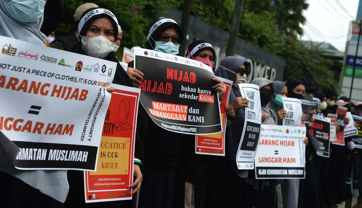 Aksi damai untuk mendukung muslimah India di depan Kedutaan Besar India, Jakarta, Selasa (22/2/2022). Aksi ini merupakan dukungan dan pembelaan kepada pelajar dan mahasiswa muslim di India terkait pelarangan menggunakan hijab dan persekusi. (merdeka.com/Imam Buhori)