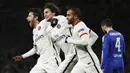 Gelandang PSG, Adrien Rabiot, merayakan gol yang dicetaknya ke gawang Chelsea. PSG unggul 1-0 melalui gol Rabiot pada menit ke-16 melalui umpan Zlatan Ibrahimovic. (Reuters/John Sibley)