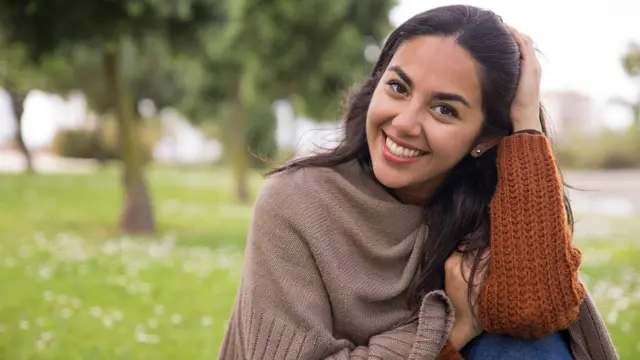 perempuan dan hati yang penuh bahagia