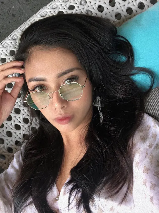 6 Gaya Picci Ramlan dengan Kacamata Trendinya