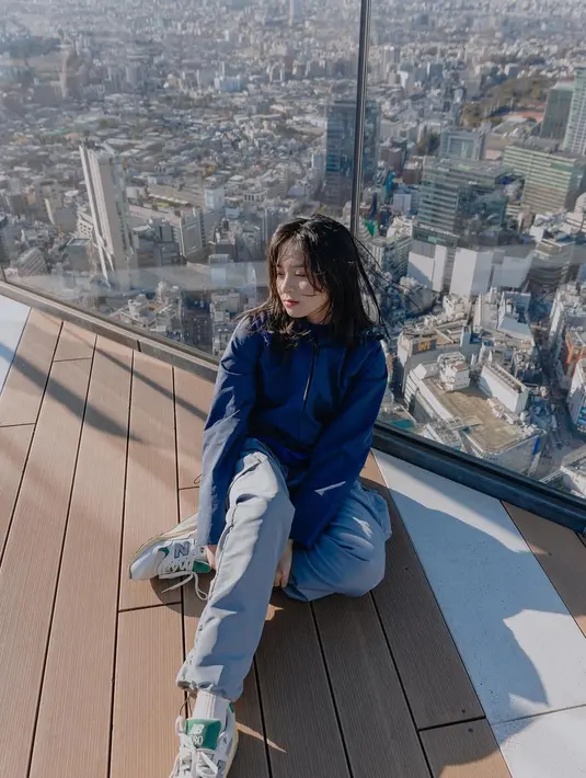 Jaket windbreaker dipadukan celana cargo juga nggak kalah menarik. Soal alas kaki, sneakers jadi andalan Zee. [@jkt48.zee]