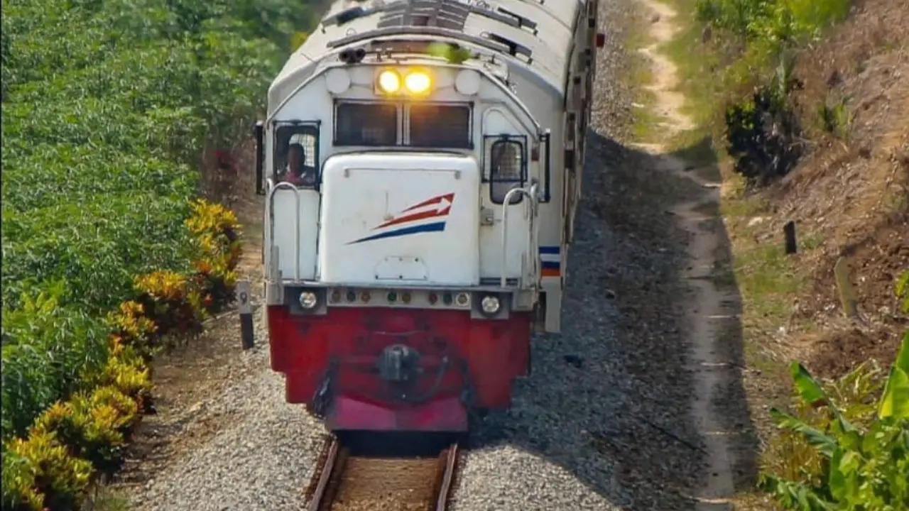 Salah satu rangkaian kereta api milik PT KAI tengah melintasi rute perjalanan lokal Jawa Barat