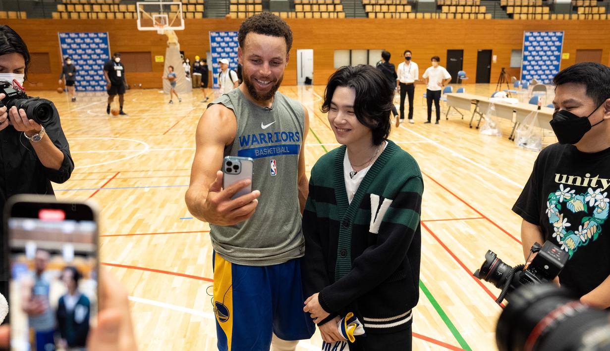 Stephen Curry dan Suga BTS. (Foto: Twitter/ StephenCurry30)