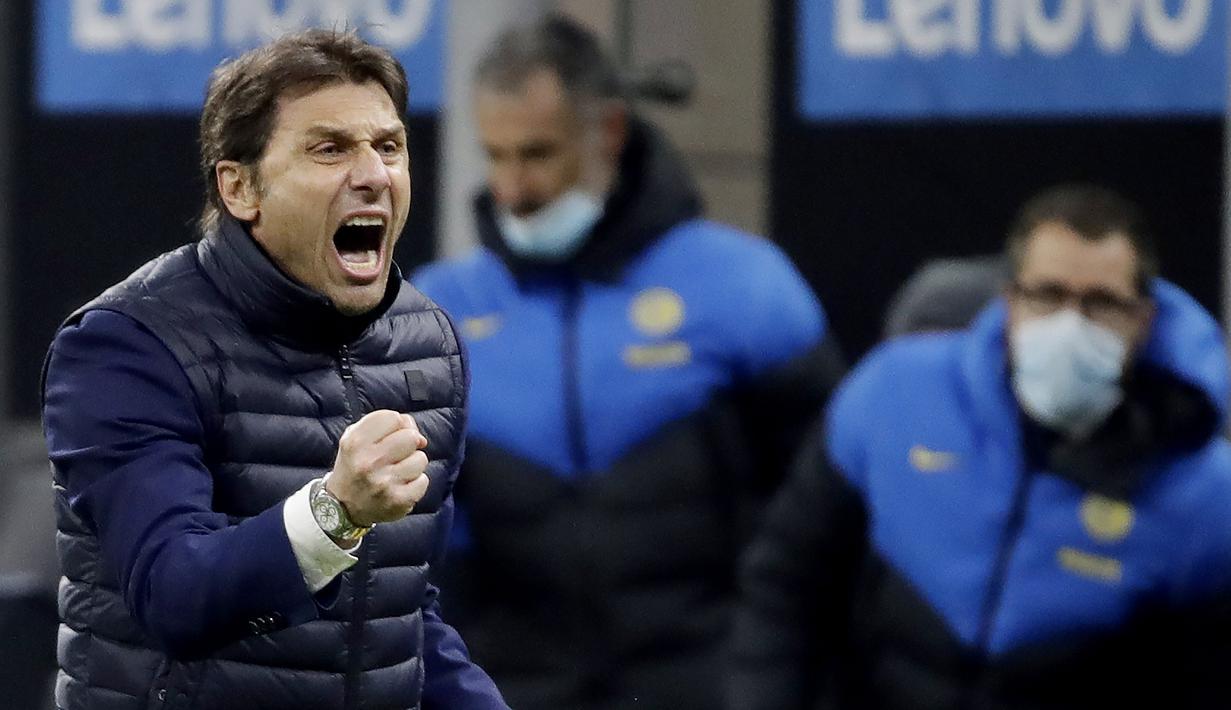 Pelatih Inter Milan, Antonio Conte, melakukan selebrasi usai menaklukkan Atalanta pada laga Liga Italia di Stadion Giuseppe Meazza, Senin (8/3/2021). Inter Milan menang dengan skor 1-0. (AP/Luca Bruno)