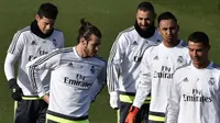 (ki-ka) Pemain Real Madrid, Jese Rodriguez, Gareth Bale, Karim Benzema, Keylor Navas dan Cristiano Ronaldo ambil bagian pada sesi latihan di Valdebebas Training Ground, Madrid, Jumat (4/12/2015).  (AFP Photo/Gerard Julien)
