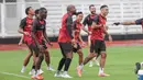 Fokus penuh dari seluruh pemain Persija diharapkan mampu mempertahankan performa sekaligus mengamankan poin penting demi menjaga posisi dalam persaingan klasemen. Tampak dalam foto, pemain Persija saat melakukan latihan di Stadion Madya, Kompleks Gelora Bung Karno, Senayan, Jakarta, Jumat (2/1/2026). (Bola.com/Abdul Aziz)