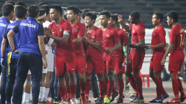 Para pemain Timnas Indonesia U-22 bersalaman dengan pemain dan pelatih Kamboja U-22. (Bola.com/Zulfirdaus Harahap)