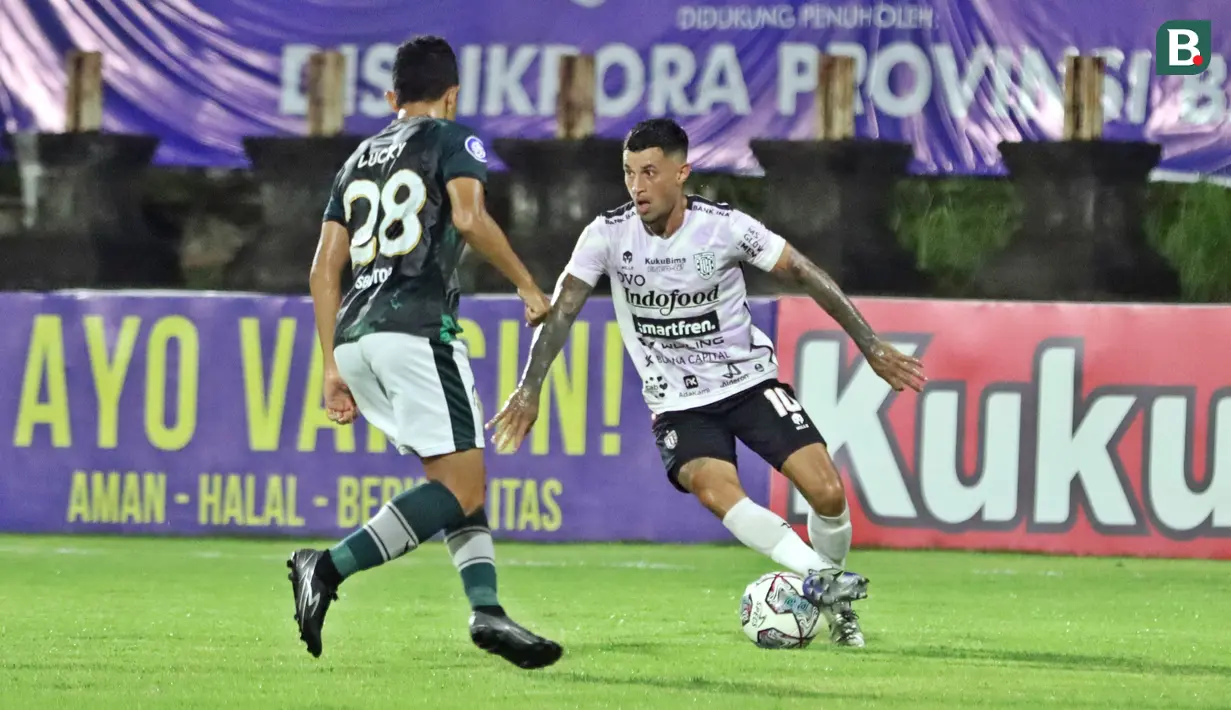 Pada menit ke-38 Bali United mencetak gol ketiga melalui Stefano Lilipaly. Gol dicetak usai memanfaatkan umpan yang dilepaskan Privat Mbarga. (Bola.com/Nandang Permana)