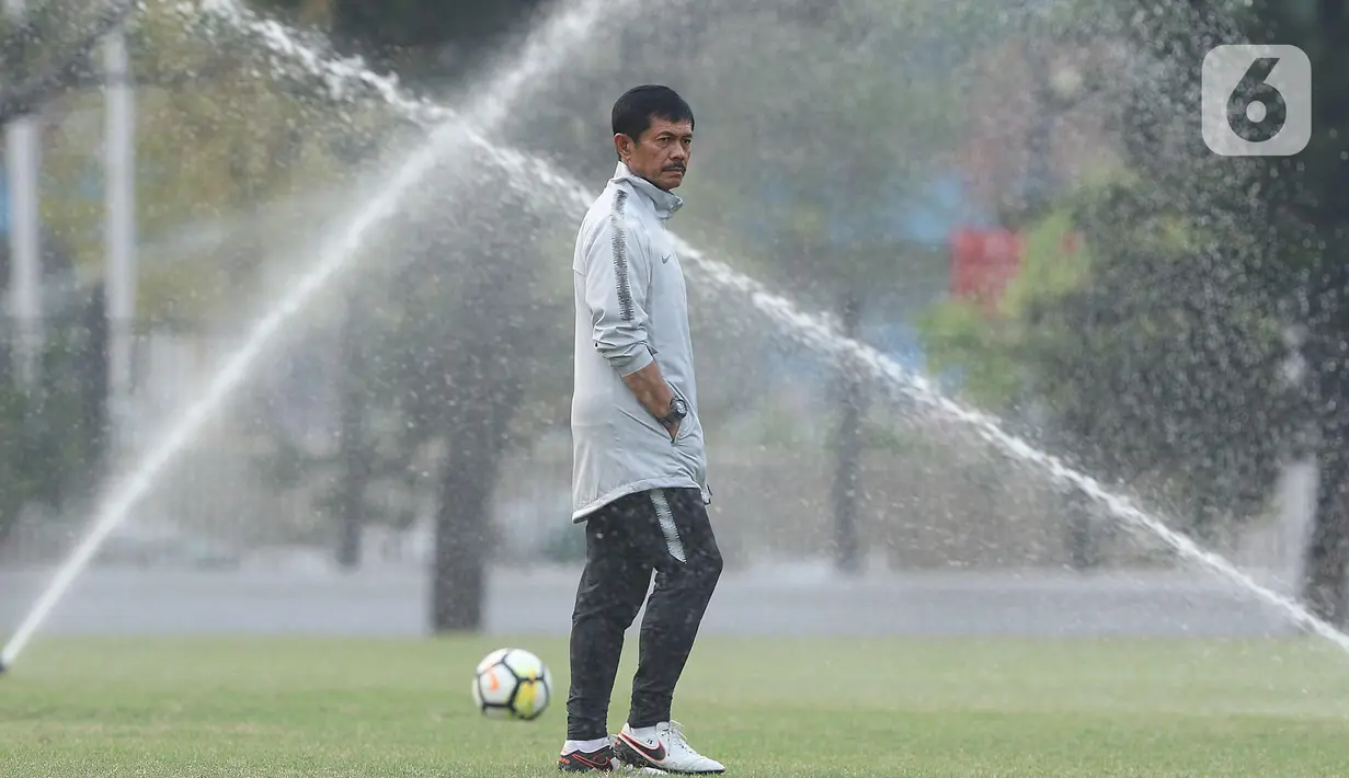 Indra Sjafri sesaat sebelum latihan jelang laga perdana Grup A Piala AFC U-19 di Lapangan A Kompleks GBK, Jakarta, Rabu (17/10/2018). Indra Sjafri dipilih karena Shin Tae-yong bakal fokus menjadi juru taktik timnas U20 Indonesia di Piala Dunia U20 2023. Seperti diketahui, perhelatan SEA Games 2023 bakal bergulir pada 5-17 Mei mendatang di Kamboja. (Liputan6.com/Helmi Fithriansyah)