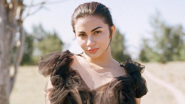 FOTO: Gaya Ariel Tatum Pakai Outfit Hitam, Tampilkan Pesona Elegan