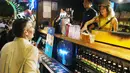 Orang-orang membeli minuman di sebuah jalan di Shanghai, China timur, pada 7 Juni 2020. Berbagai bar, museum, toko buku, pusat perbelanjaan, serta kompleks komersial penting bergabung ke dalam festival yang digelar untuk mendorong aktivitas perekonomian malam hari di kota tersebut. (Xinhua/Chen Fei)