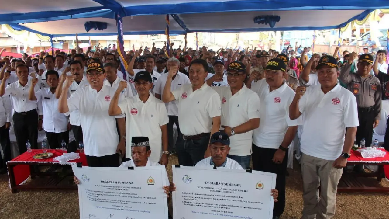 Nelayan Dusun Prajak, Desa Batubangka, Kecamatan Moyo Hilir, Kabupaten Sumbawa, NTB mendeklarasikan untuk berhenti menangkap ikan dengan bahan peledak (bom ikan) dan racun. (Dok KKP)