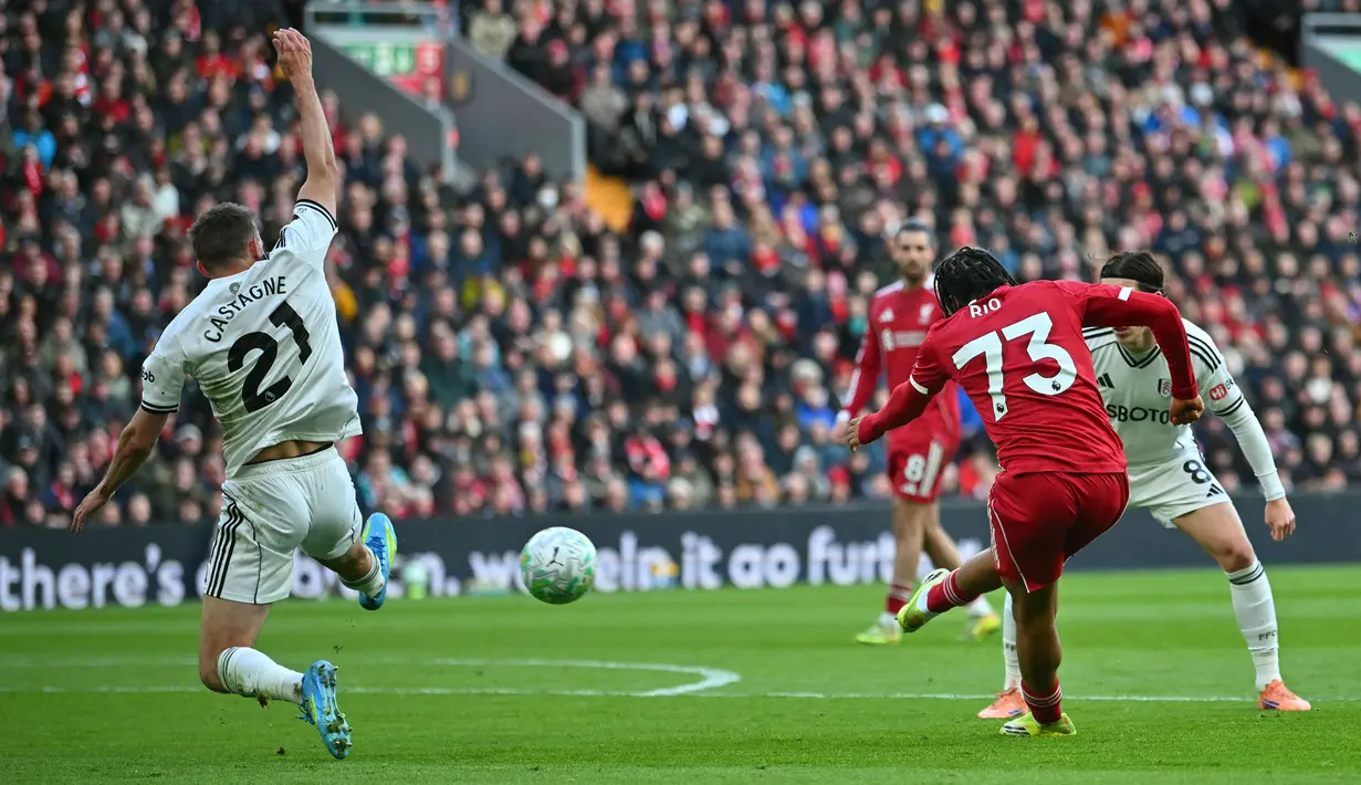 Pemain 17 tahun tersebut juga sukses melesatkan gol pembuka untuk Liverpool pada menit ke-36 melalui tendangan indahnya. (AFP/Andy Buchanan)