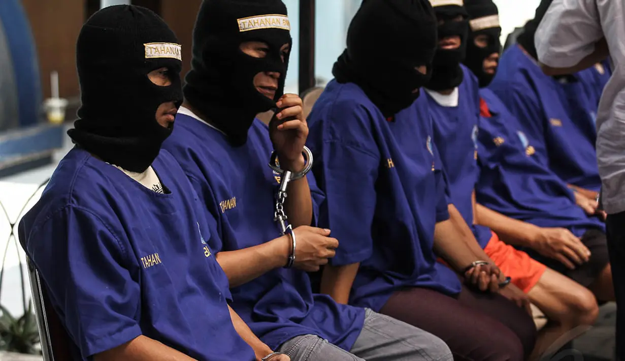 Sejumlah tersangka juga dihadirkan saat pemusnahan barang bukti kejahatan narkotika di kantor BNN, Jakarta, Senin (3/11/2014). (Liputan6.com/Faizal Fanani)
