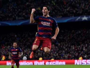 Selebrasi pemain Barcelona, Luis Suarez, setelah mencetak gol ke gawang AS Roma dalam laga Grup E Liga Champions di Stadion Camp Nou, Barcelona, Rabu (25/11/2015) dini hari WIB. (AFP Photo/Josep Lago)