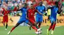 Paul Pogba (kiri) berusaha merebut bola dari Nani saat laga final antara Portugal dan Prancis di Stade de France, Senin (11/7). Portugal keluar sebagai juara usai mengalahkan Prancis dengan skor 1-0. (REUTERS)
