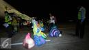 Beberapa jamaah haji Indonesia dari kloter I DKI Jakarta melakukan sujud syukur saat tiba di Bandara Halim Perdanakusuma Jakarta, Selasa (29/9/2015). Sebanyak 440 jamaah dengan tiba sekitar pukul 18.30 WIB. (Liputan6.com/Helmi Fithriansyah)