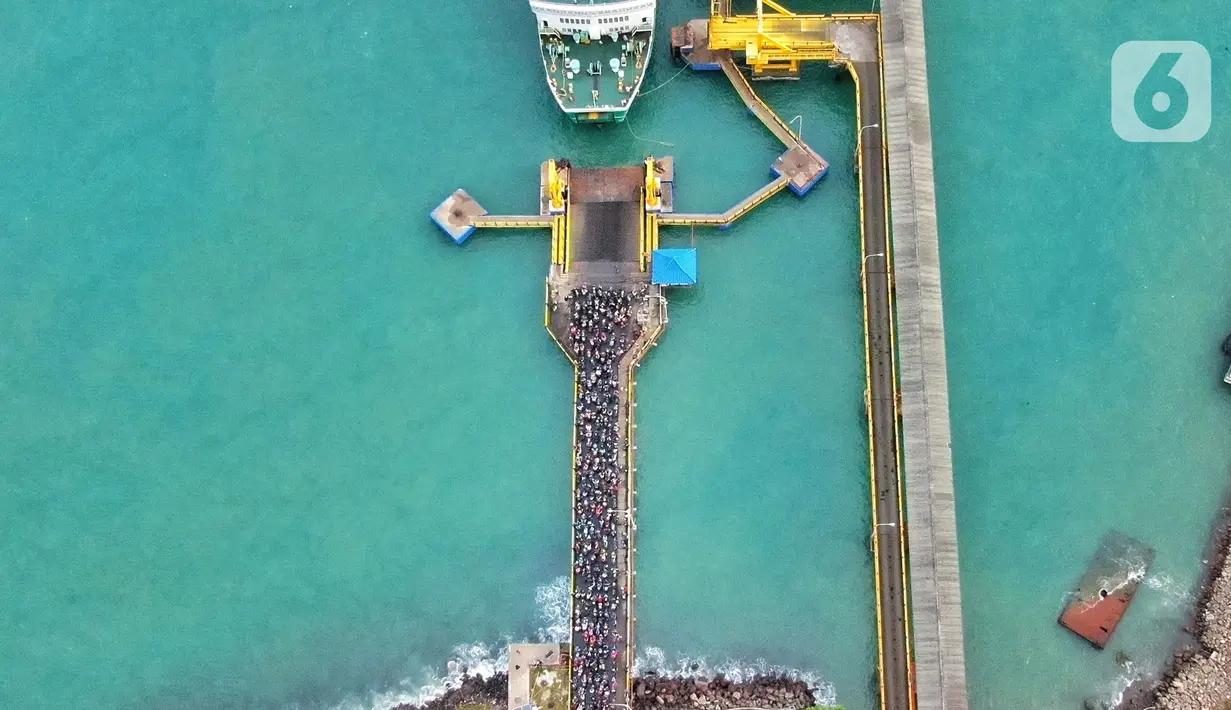<p>Pantauan udara kendaraan pemudik memadati Pelabuhan Merak, Banten, Jumat (29/4/2022). Para pemudik dari Pulau Jawa yang hendak menyeberang melalui pelabuhan tersebut harus rela terjebak kemacetan berjam-jam hingga bisa sampai masuk ke kapal. (Liputan6.com/Angga Yuniar)</p>