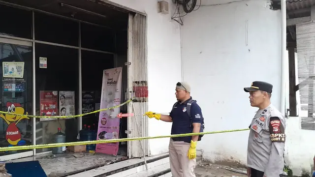 Polisi melakukan olah TKP pembobolan mesin ATM dan pembakaran minimarket di Bandar Lampung. Foto : (Istimewa).