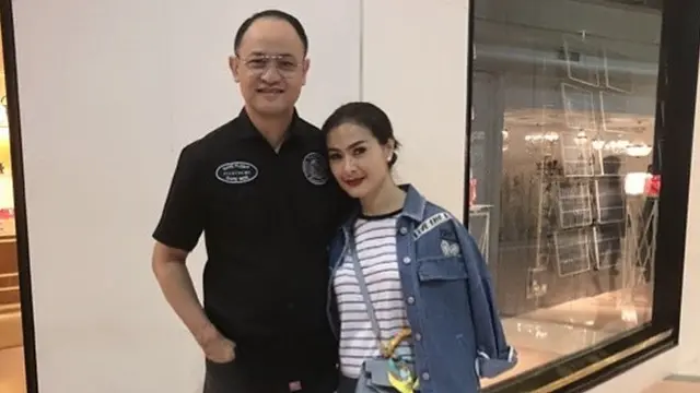 Iis Dahlia dan Sang Suami saat Liburan