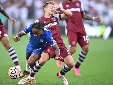 Pemain West Ham, James Ward-Prowse (tengah kanan) berebut bola dengan pemain Chelsea, Raheem Sterling pada laga pekan kedua Liga Inggris 2023/2024 di London Olympic Stadium, London, Minggu (20/08/2023) malam WIB. (AFP/Justin Tallis)