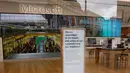 Gerai Microsoft yang tutup di Oxford Circus di London, Inggris (18/3/2020). PM Inggris Boris Johnson mengatakan seluruh sekolah akan ditutup mulai Jumat (20/3) setelah otoritas kesehatan mengonfirmasi total 2.626 kasus infeksi COVID-19 dan 104 kematian akibat penyakit tersebut. (Xinhua/Tim Ireland)