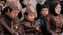 Kebaya yang dikenakan Putri Delina adalah model kutubaru berwarna cokelat tua, terbuat dari brokat dengan bordir bunga dan payet yang berkilauan. Warna cokelat tua yang dipilih juga memberikan nuansa hangat, selaras dengan tema busana keluarga. (Liputan6.com/IG/@putridelinaa)